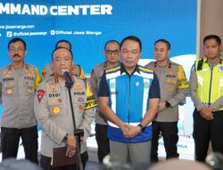 Wakapolri Didampingi Dirgakkum Korlantas Pantau Arus Lalu Lintas Nataru di Command Center Jasa Marga
