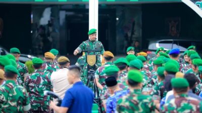 Pangdam VI/Mulawarman Beri Penghargaan Prajurit Berprestasi di Kejuaraan Karate