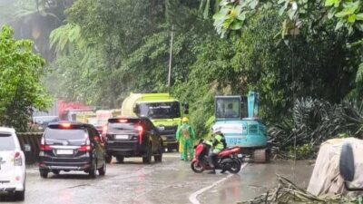 Jalur Padang - Solok macet total akibat longsor.