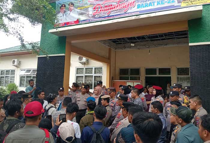 Puluhan mahasiswa dari SEMMI dan AMPB Pasaman Barat, saat menggelar aksi damai di halaman Kantor Inspektorat pada Jumat (30/1/2026).
