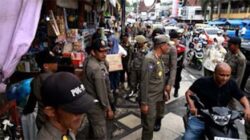 Pemkab Tanah Datar Tertibkan Pedagang di Jalan Sutoyo dan Trotoar Pasar Batusangkar.