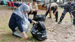 Sekda Agam Ikuti Aksi Bersih Pantai di Pasia Tiku.