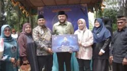 Wali Kota Padang Fadly Amran menyerahkan bantuan.