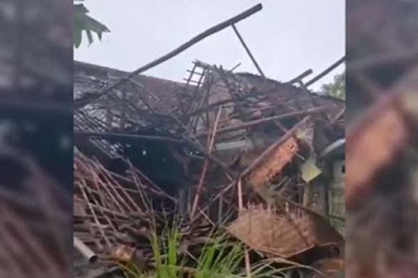Angin puting beliung merusak puluhan rumah warga di Desa Tegalharjo, Jawa Timur.