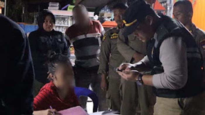 Satpol PP Kota Padang menggelar patroli.