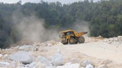 Aktifitas di areal tambang PT Semen Padang.