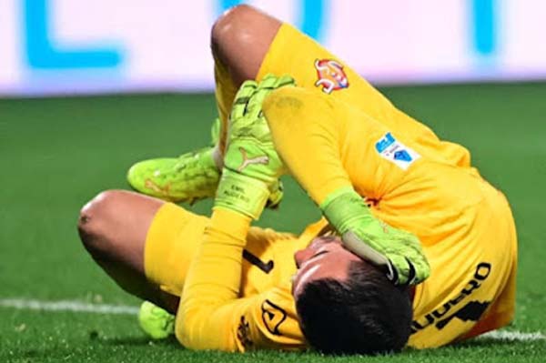 Emil Audero terkena petasan dalam laga Inter Milan vs Cremonese di Serie A.