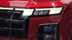 Debat lampu depan terlalu terang kembali memanas setelah banyak pengemudi mengeluhkan silau di malam hari.