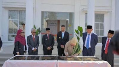 Gubernur Sumbar, Mahyeldi Ansharullah, mendampingi Menteri peresmian UPTD PPPA.