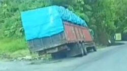 Rem Blong, Dump Truk Hino Terbalik di Panorama 2 Indarung.