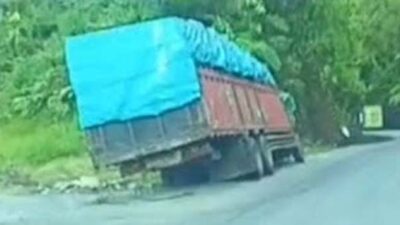 Rem Blong, Dump Truk Hino Terbalik di Panorama 2 Indarung.