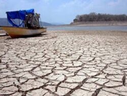 Pemkab Dharmasraya dan BPBD Sumbar Droping Air untuk Warga Terdampak Kemarau