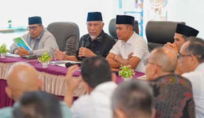 Gubernur Sumatera Barat, Mahyeldi Ansharullah gelar rapat.