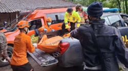 Petugas mengevakuasi jasad remaja ditemukan tewas di sumur tua