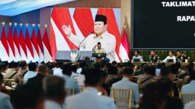 Presiden Prabowo Subianto memberikan arahan kepada peserta Rapim TNI-Polri 2026 di Istana Kepresidenan, Jakarta, Senin (9/2/2026).