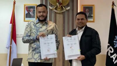 Wali Kota Padang, Fadly Amran, menandatangani adendum