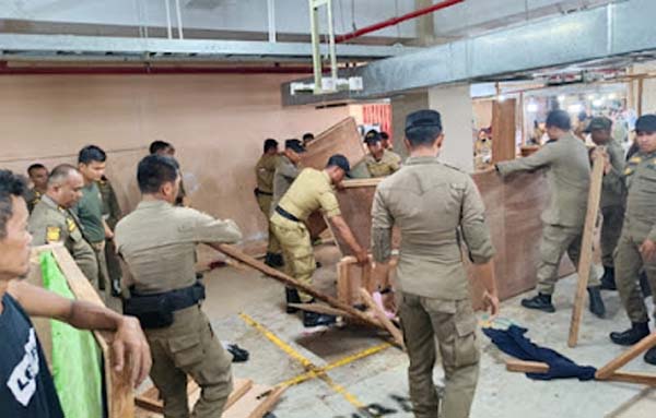 Satpol PP Padang menjaga ketertiban umum