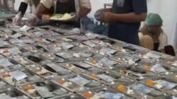 Petugas SPPG tampak membagikan uang pecahan Rp50.000 dalam kotak MBG