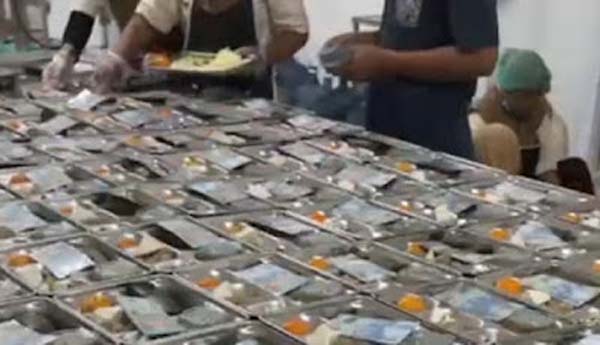 Petugas SPPG tampak membagikan uang pecahan Rp50.000 dalam kotak MBG