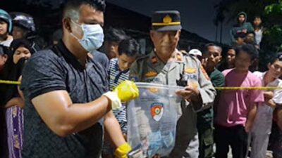Polisi saat melakukan olah TKP terkait penemuan mayat di Padang Utara.