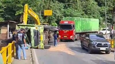 Truk Batu Bara Rem Blong di Panorama Satu Indarung, Nyaris Terjun ke Jurang