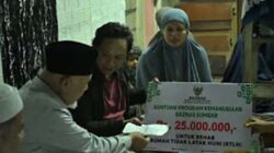 Gubernur Mahyeldi Serahkan Bantuan Bedan Rumah Keluarga Ises di Payakumbuh