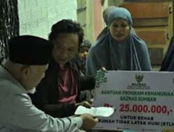 Gubernur Kunjungi Rumah Warga dan Salurkan Bantuan