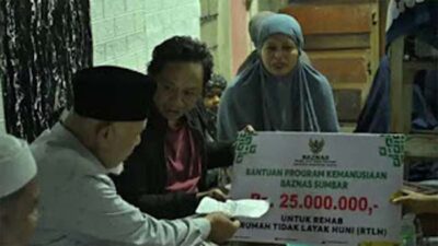 Gubernur Mahyeldi Serahkan Bantuan Bedan Rumah Keluarga Ises di Payakumbuh