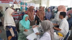 Pemeriksaan kesehatan di acara Tabligh Akbar Masjid Raya Sumbar.