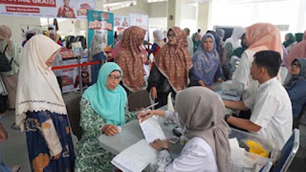 Pemeriksaan kesehatan di acara Tabligh Akbar Masjid Raya Sumbar.