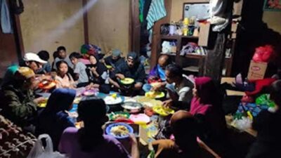 Sekelompok pengungsi sedang berada di pengungsian.