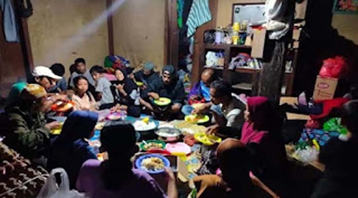 Sekelompok pengungsi sedang berada di pengungsian.