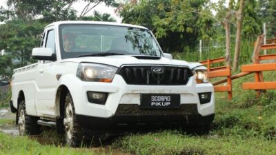 Mobil pikap Mahindra yang kontroversial.