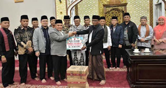 Bupati Pimpin TSR Agam salurkan beragam bantuan.