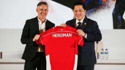 Ketua Umum PSSI Erick Thohir dan John Herdman, pelatih baru Timnas Indonesia.