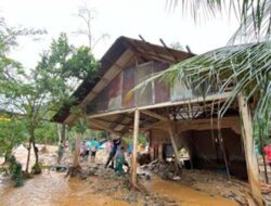 Banjir Sore Hari Rendam Kuranji Padang, Dinding Tiga Rumah Jebol