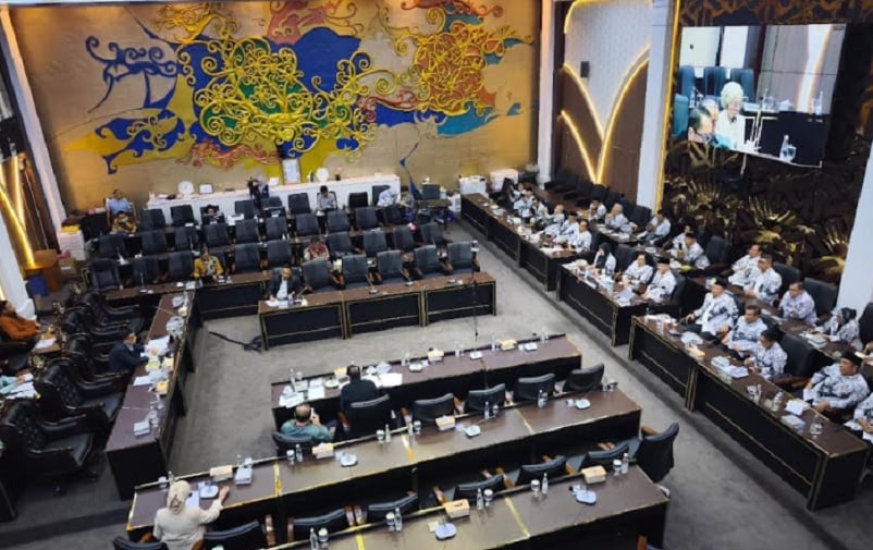 PGRI mengaku miris dengan adanya status honorer yang hanya disematkan pada profesi guru saja.