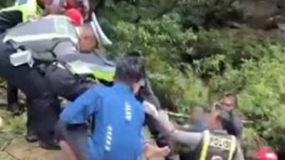 Evakuasi korban Kecelakaan Kelok 9.