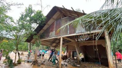 Beberapa rumah warga terendam banjir.