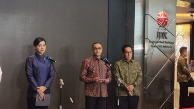 Pjs Kepala Eksekutif Pengawas Pasar Modal, Keuangan Derivatif, dan Bursa Karbon OJK, Hasan Fawzi (tengah).
