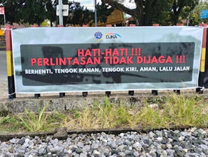 Perlintasan rel tanpa penjaga di Jalan Adinegoro, Padang.