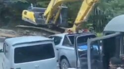 Ekskavator Terlepas dari Trailer di Sitinjau Lauik