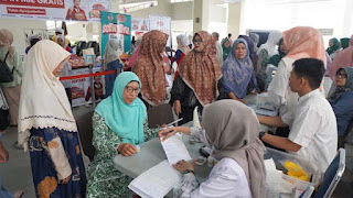 Pemeriksaan kesehatan di acara Tabligh Akbar Masjid Raya Sumbar.