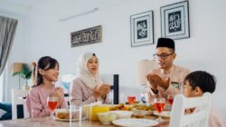 Mengenalkan puasa pada anak bukan sekadar melatih menahan lapar dan haus.