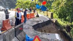 Jalan terban di Kilometer (KM) 66.700 Kawasan Lembah Anai.