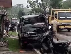 Truk Hantam Mobil Pikap di Gunung Talang, Penumpang Luka