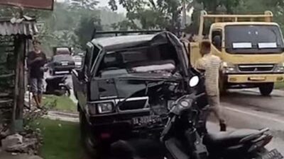 Sebuah kecelakaan lalu lintas melibatkan mobil pikap Mitsubishi L300 dan truk tronton