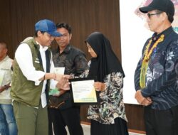 Raja Juli Antoni Bagikan SK Perhutanan Sosial untuk 140 KK di Kawasan IKN