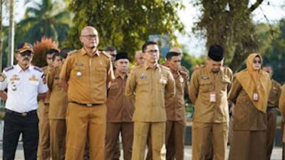 Wali Kota Solok, Ramadhani Kirana Putra, memimpin apel gabungan
