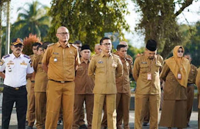 Wali Kota Solok, Ramadhani Kirana Putra, memimpin apel gabungan